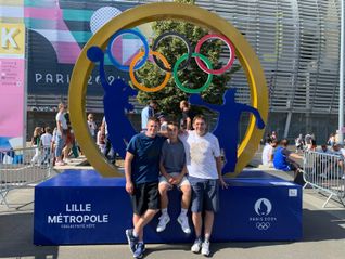 Markus Frank sowie Keno und Matthias Kauffmann (von links) bei Olympia vor dem Stadion in Lille.