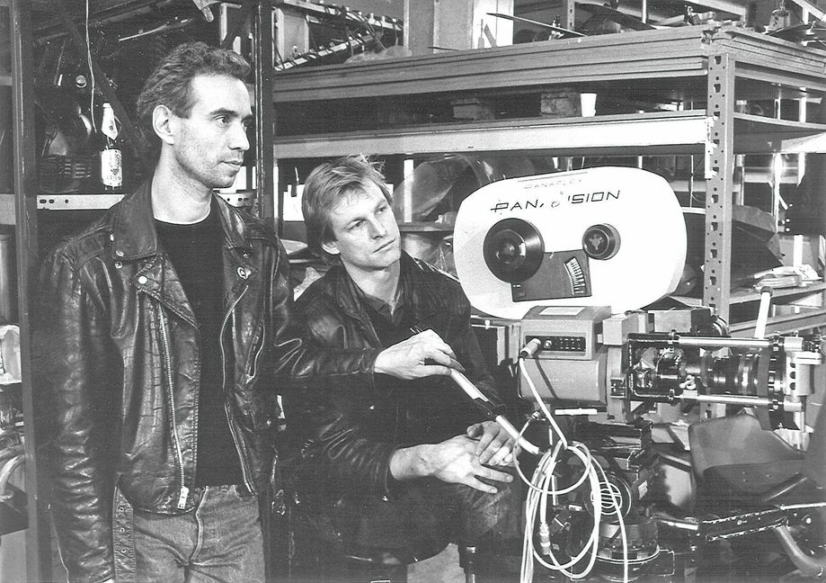 Roland Emmerich (links) bei Dreharbeiten zu "Joey". Bild: Filmverlag der Autoren.