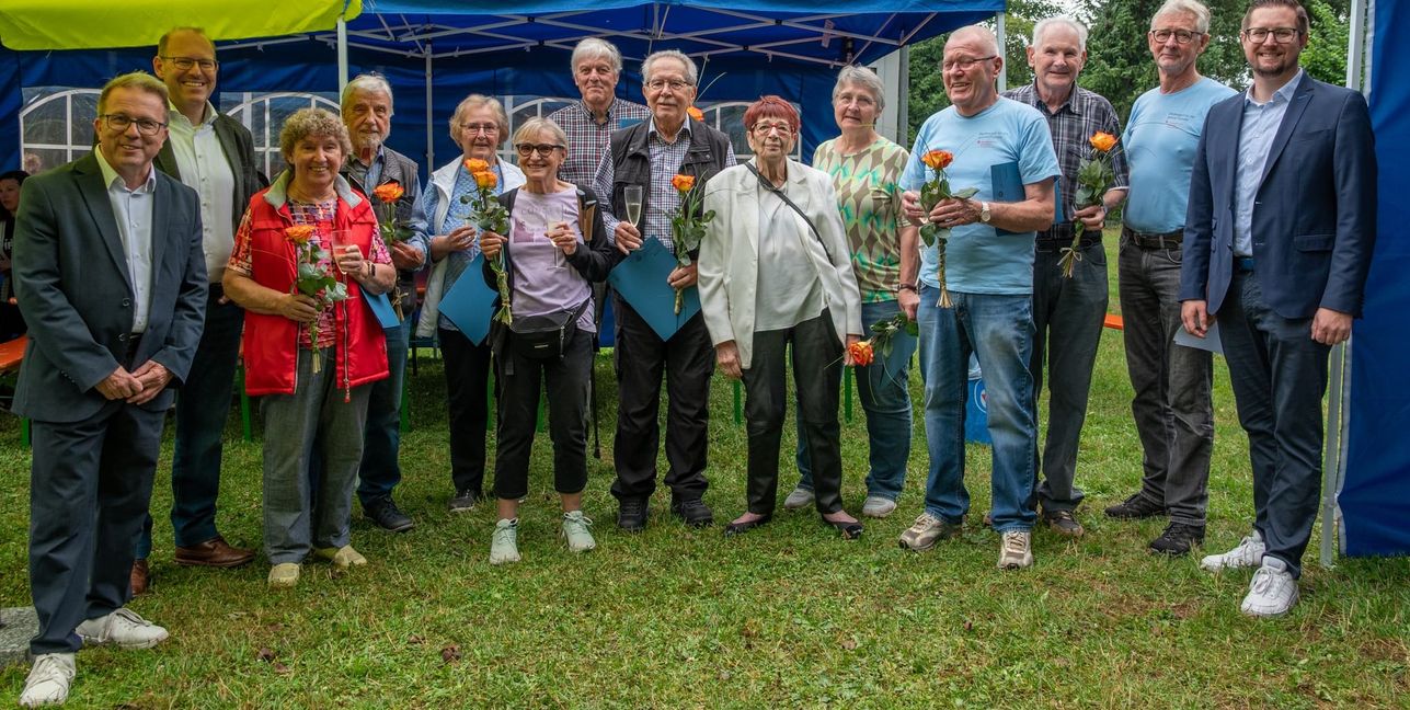 Für 30 Jahre Engagement ehrten Ortsvorsteher Wolfgang Stierle, Oberbürgermeister Dr. Bernd Vöhringer, Fördervereinsvorsitzender Dr. Alfred Kuhne (2. von rechts) und Bäderamtsleiter Christian Keipert (rechts) Annerose Beuttler, Gerhard Beuttler, Gerda Groß, Ursula Rübener, Werner Groß, Walter Sautter, Ingrid Heidecker, Annemarie Scheef, Fritz Stäbler und Hartmut Nübling. Auf dem Bild fehlt Ulrike Vogel. Bilder: Nüßle