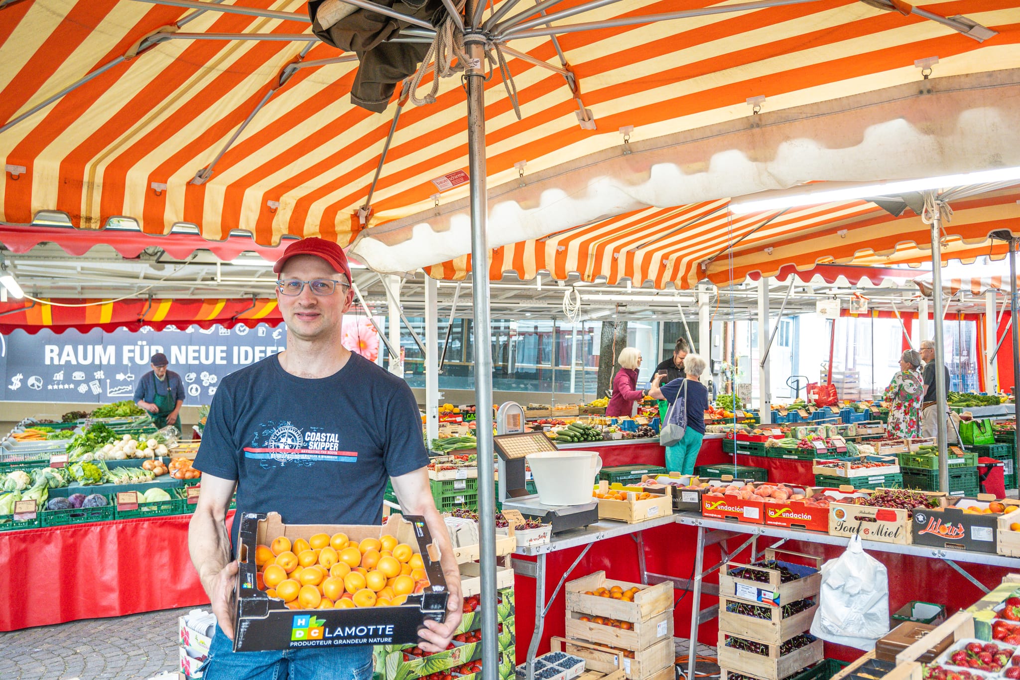 Tobias Klein setzt bei den Aprikosen auf Früchte aus Frankreich.