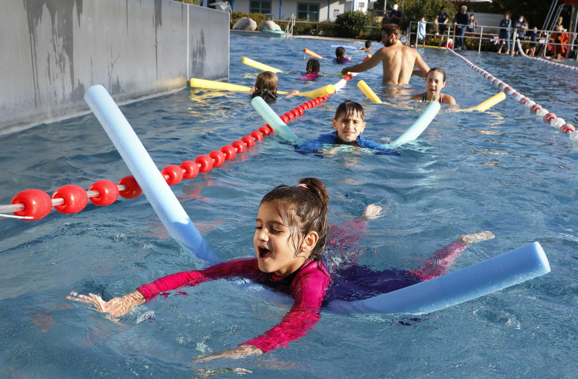 Sicher Schwimmen lernen zum Nulltarif: Ein Tübinger Projekt von Ehrenamtlichen. Bild: Haas