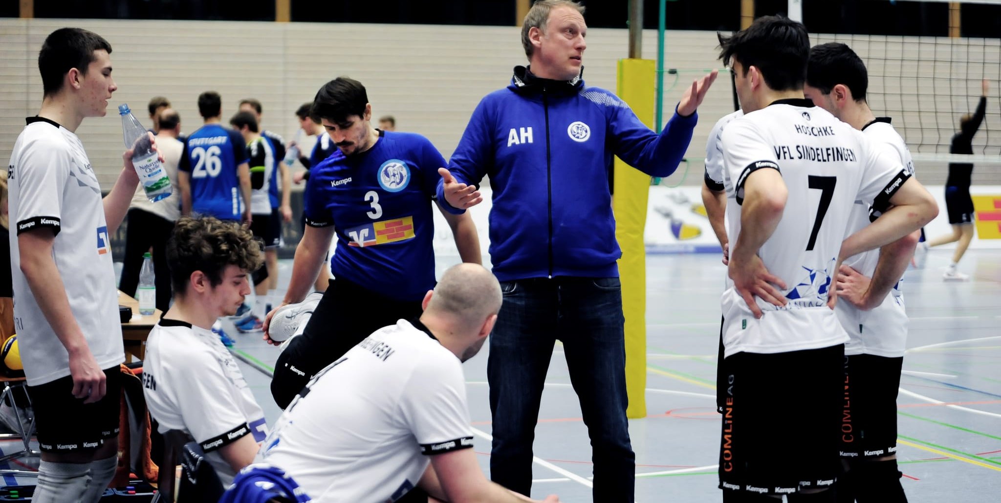 Betretende Mienen nach dem Spielende. Trainer Alexander Haas und die Regionalliga-Volleyballer des VfL Sindelfingen.