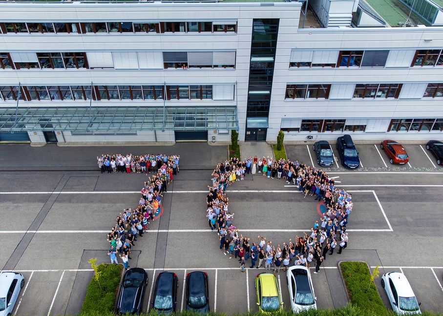 Gemeinsames Gruppenbild auf dem Firmengelände in der Industriestraße 21 in Maichingen.