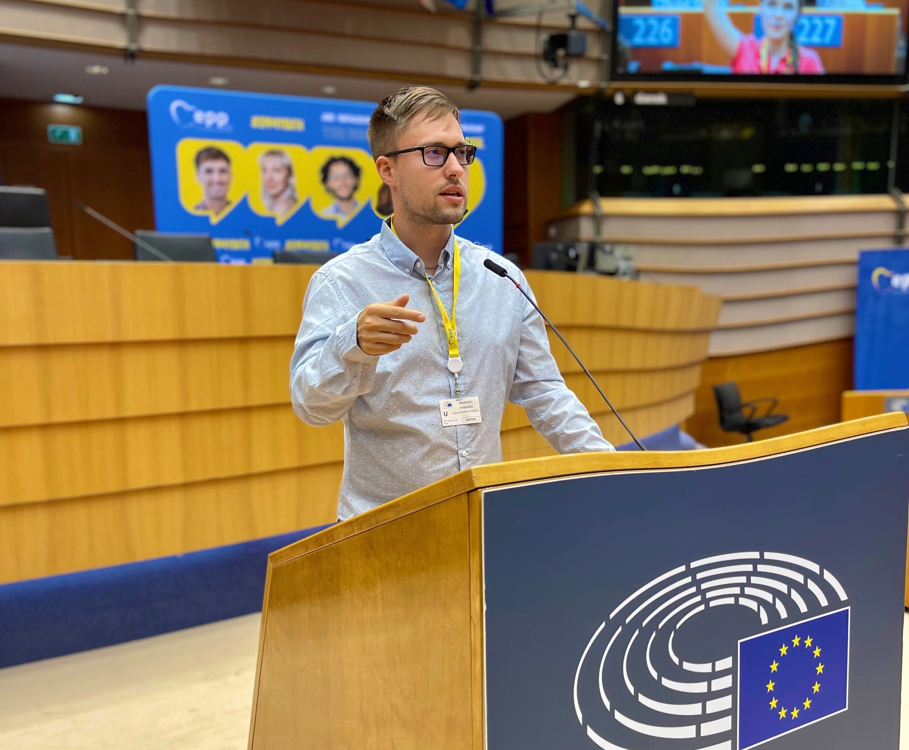 Lukas Kowalewskis großer Auftritt: Im EU-Parlament sprach er im Rahmen der EPP Youth Week vor hunderten Leuten. Bild: z