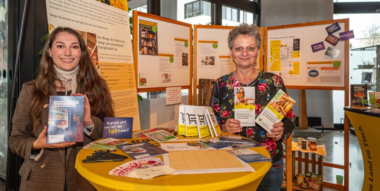 Bianca Schmid und Leona Irion informieren über das Thema Vorratshaltung.