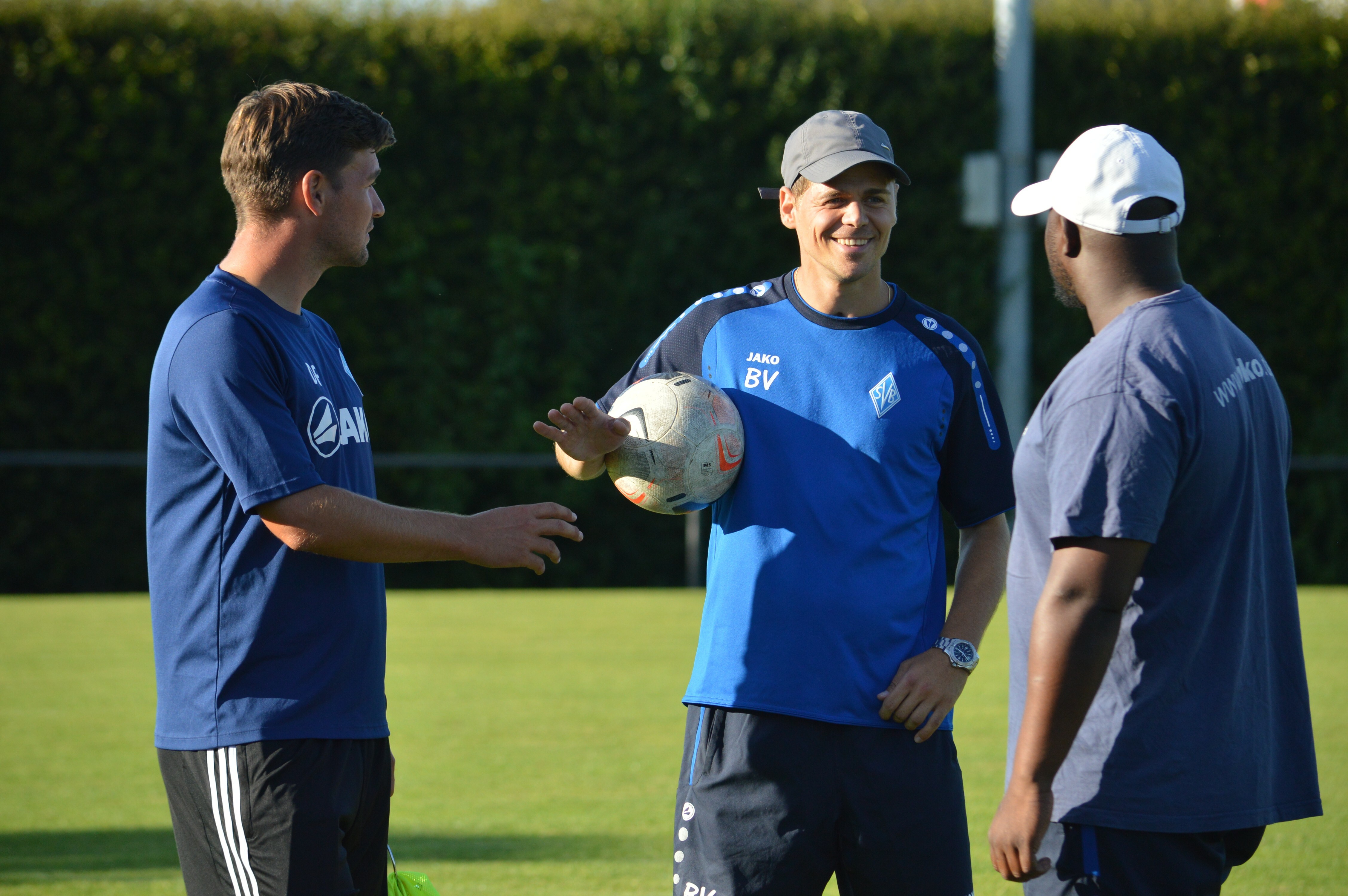 Boris Vukcevic (Mitte) hat sein Lachen wiedergefunden. Im Kreise seiner langjährigen Freunde und Trainerkollegen bei der U15 der SV Böblingen, Daniel Fredel (links) und Erick Odhiambo, fühlt sich der ehemalige Bundesliga-Profi der TSG 1899 Hoffenheim sichtlich wohl. Bild: Zvizdiç