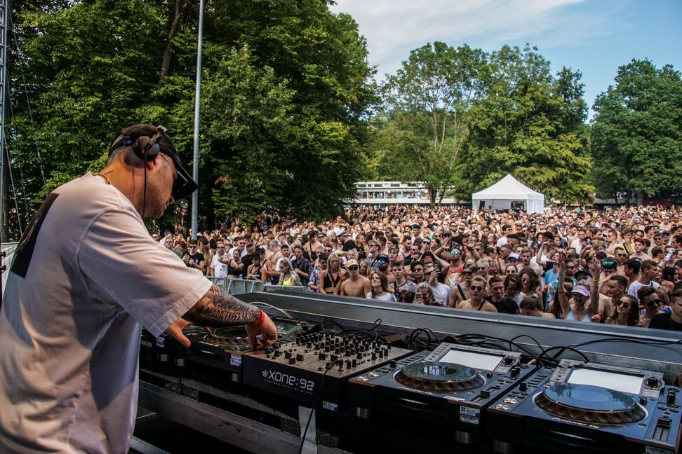 Techno unter freiem Himmel. So sah das vor der Pandemie im Sindelfinger Freibad aus.Bild: Dettenmeyer/A