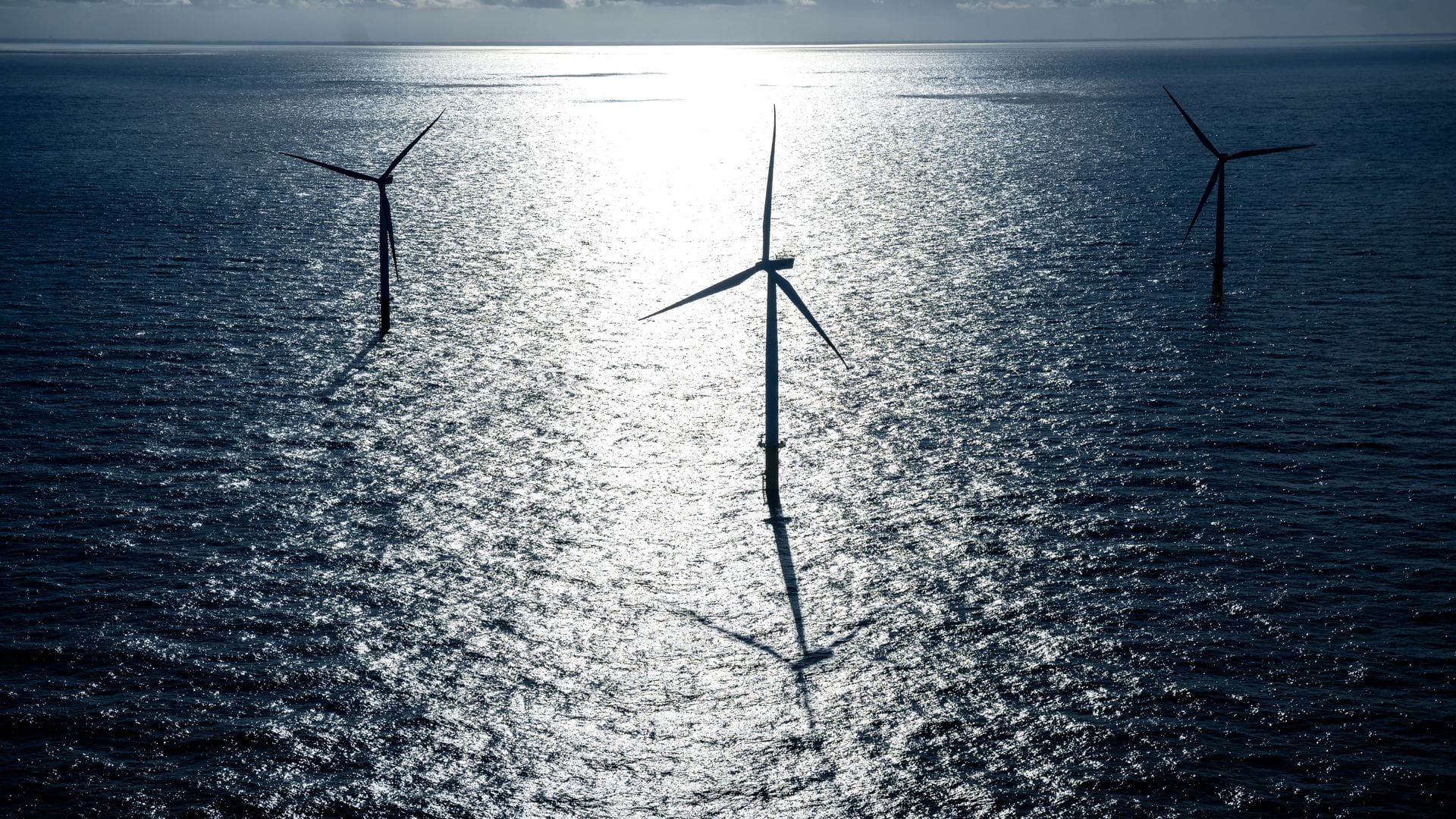 Windkraftanlagen stehen in der Nordsee. (Illustration)