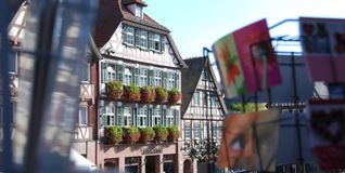Der Calwer Marktplatz mit seinen Fachwerkhäusern. In der Mitte ist das Haus zu sehen, in dem Hermann Hesse am 2. Juli 1877 geboren wurde. Die Besitzer des Modehauses Schaber öffnen das Geburtszimmer auf Nachfrage auch für Besucher.