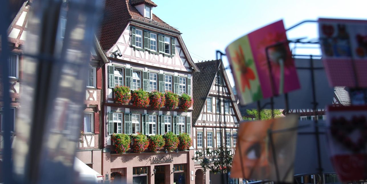 Der Calwer Marktplatz mit seinen Fachwerkhäusern. In der Mitte ist das Haus zu sehen, in dem Hermann Hesse am 2. Juli 1877 geboren wurde. Die Besitzer des Modehauses Schaber öffnen das Geburtszimmer auf Nachfrage auch für Besucher.