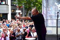 Voller Marktplatz und klasse Stimmung beim zweiten Abend von "Sindelfingen rockt mit der Band "True Collins".