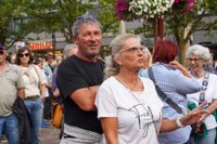 Voller Marktplatz und klasse Stimmung beim zweiten Abend von "Sindelfingen rockt mit der Band "True Collins".