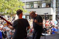 Voller Marktplatz und klasse Stimmung beim zweiten Abend von "Sindelfingen rockt mit der Band "True Collins".