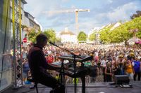 Voller Marktplatz und klasse Stimmung beim zweiten Abend von "Sindelfingen rockt mit der Band "True Collins".