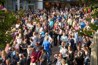 Voller Marktplatz und klasse Stimmung beim zweiten Abend von "Sindelfingen rockt mit der Band "True Collins".