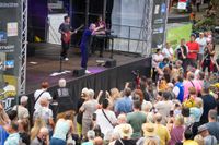 Voller Marktplatz und klasse Stimmung beim zweiten Abend von "Sindelfingen rockt mit der Band "True Collins".