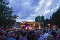 Voller Marktplatz und klasse Stimmung beim zweiten Abend von "Sindelfingen rockt mit der Band "True Collins".