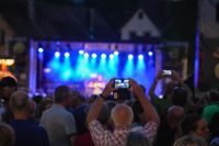 Voller Marktplatz und klasse Stimmung beim zweiten Abend von "Sindelfingen rockt mit der Band "True Collins".