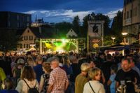 Voller Marktplatz und klasse Stimmung beim zweiten Abend von "Sindelfingen rockt mit der Band "True Collins".