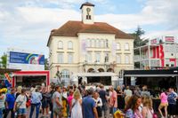 Voller Marktplatz und klasse Stimmung beim zweiten Abend von "Sindelfingen rockt mit der Band "True Collins".