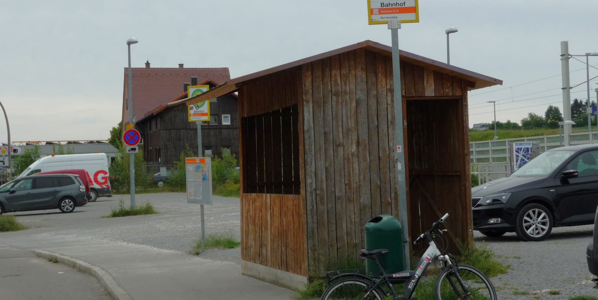 Mit dem Umbau wird das rustikale Buswartehäuschen ausgedient haben.