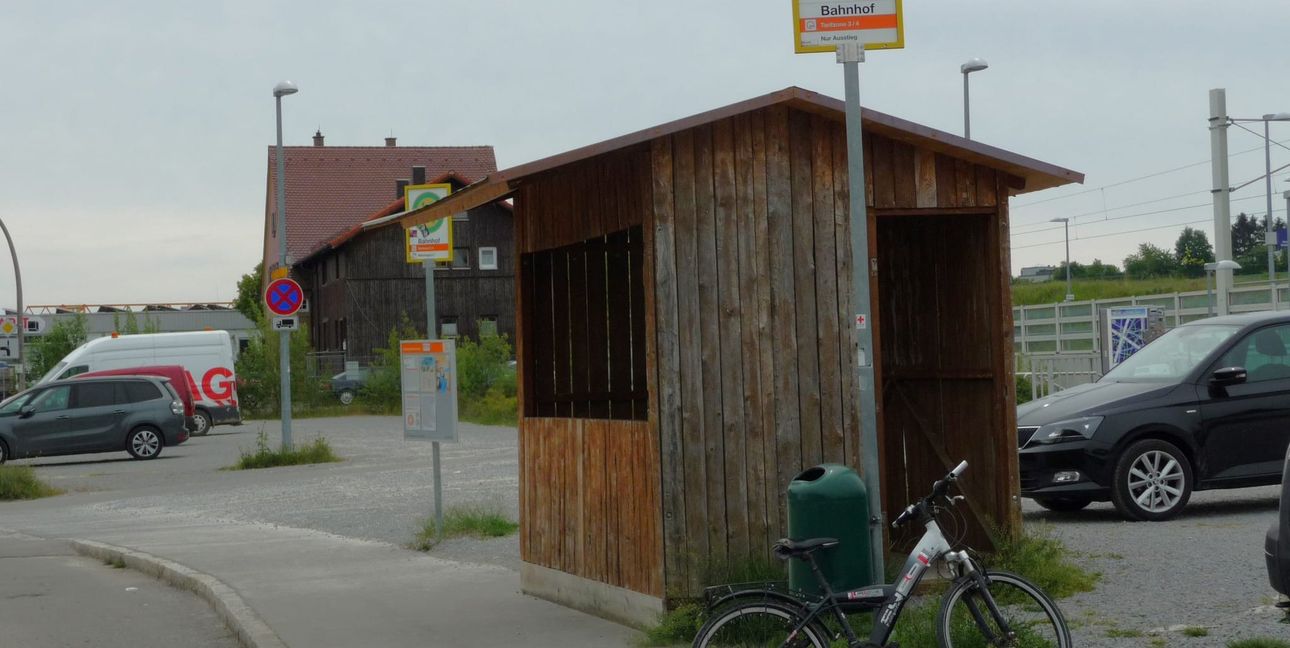 Mit dem Umbau wird das rustikale Buswartehäuschen ausgedient haben.