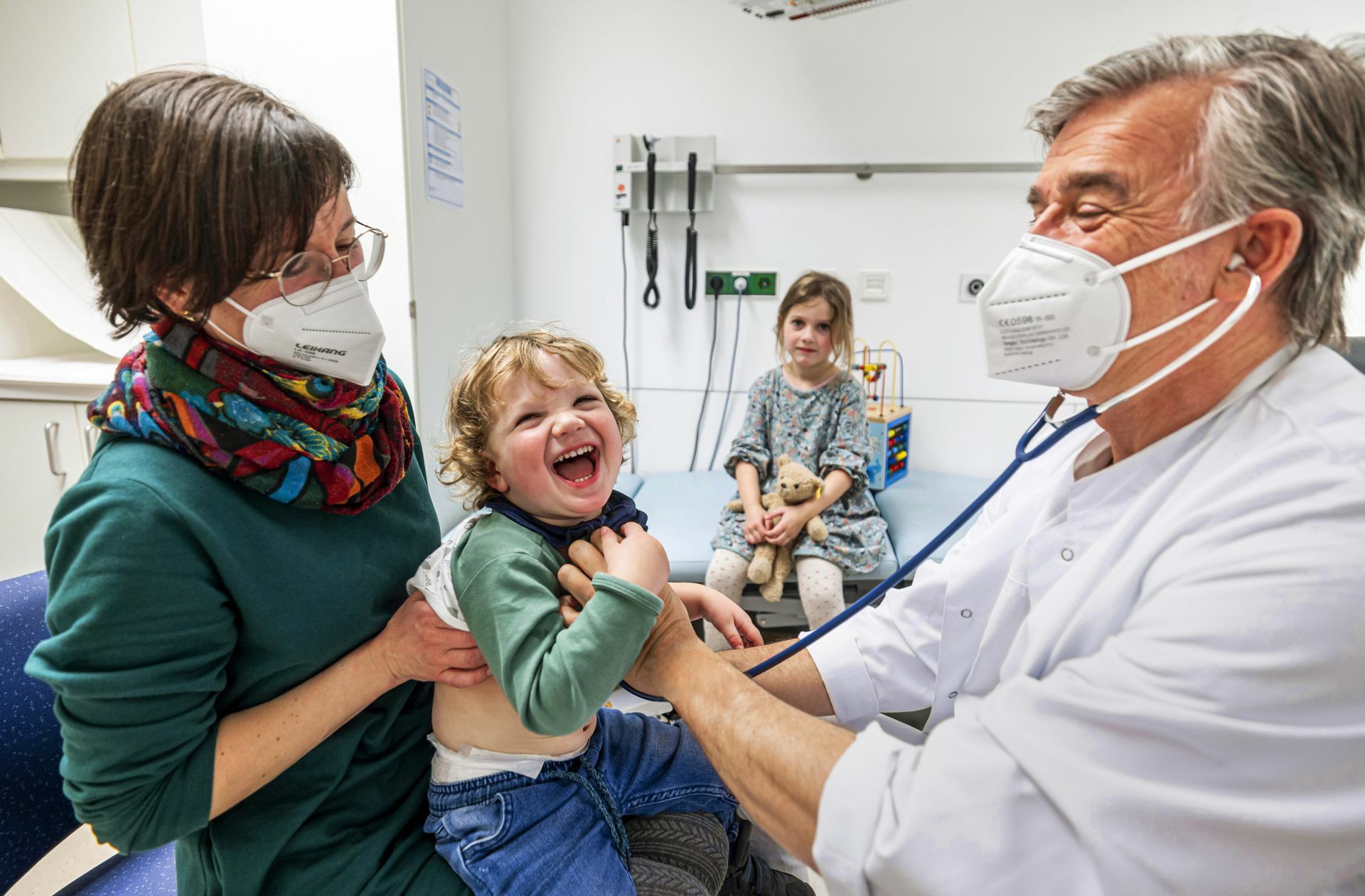 Die sechsjährige Frieda (hinten) und ihr kleiner Bruder Paul  müssen mindestens vier Mal im Mukoviszidose-Zentrum in Stuttgart untersucht werden. Die Prognosen für die Geschwister sind gut, sagt Markus Rose (rechts), der das Zentrum leitet.