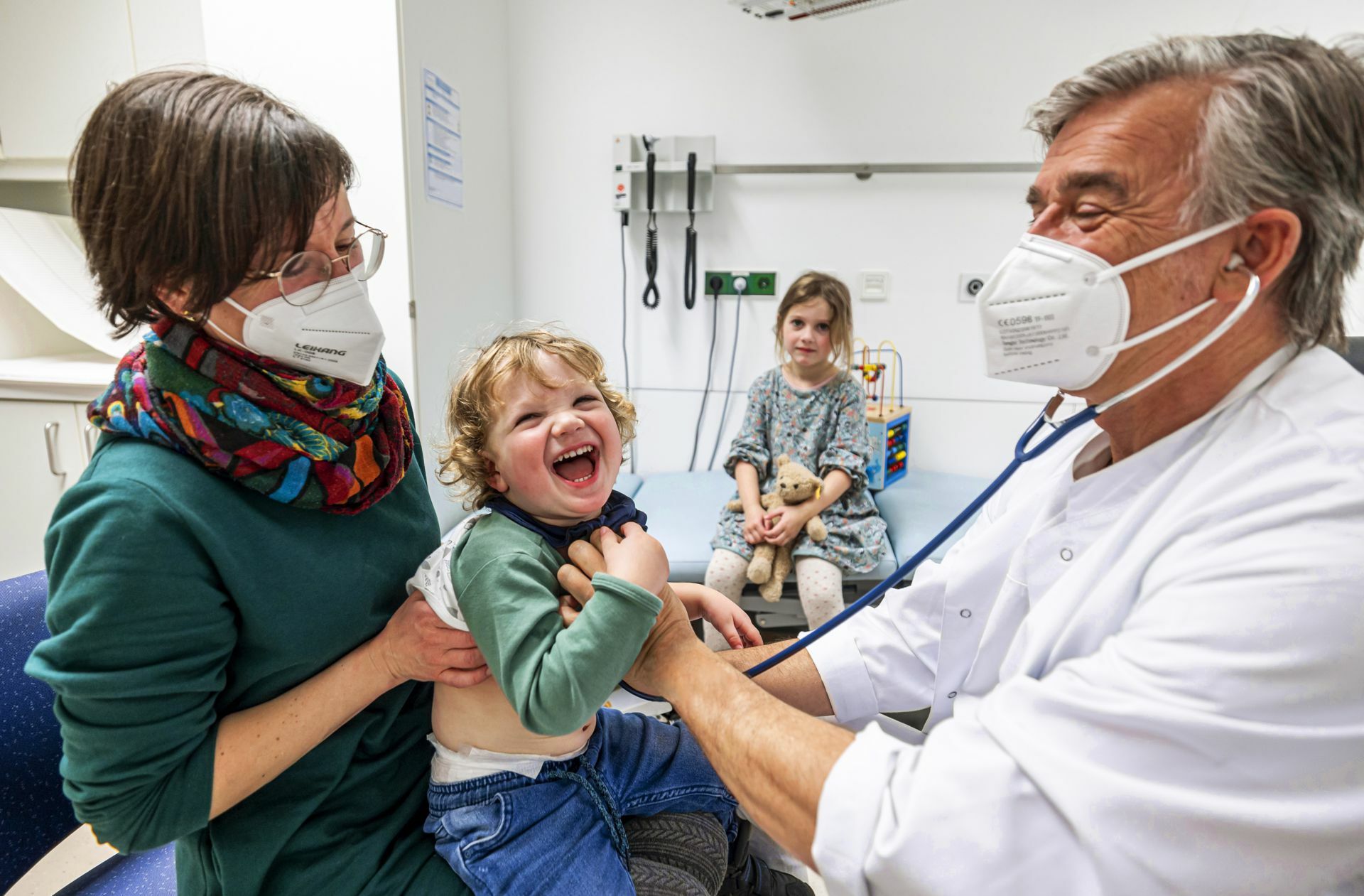 Die sechsjährige Frieda (hinten) und ihr kleiner Bruder Paul  müssen mindestens vier Mal im Mukoviszidose-Zentrum in Stuttgart untersucht werden. Die Prognosen für die Geschwister sind gut, sagt Markus Rose (rechts), der das Zentrum leitet.