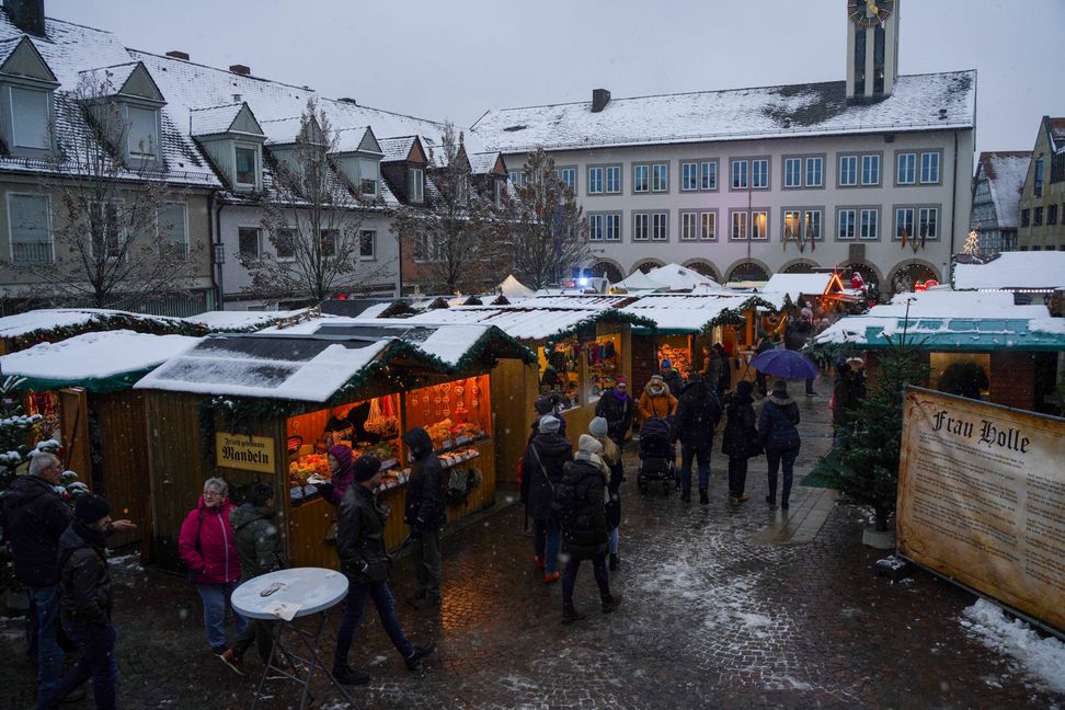Zuletzt hat der Weihnachtsmarkt Böblingen 2004 auf dem Marktplatz stattgefunden. Nun ist er dorthin zurückgekehrt. Bild: Dettenmeyer