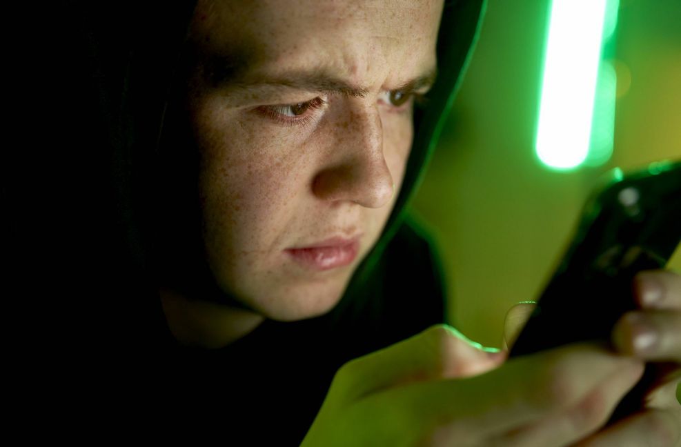 Nicht nur Jugendliche können die Nachrichten belasten.