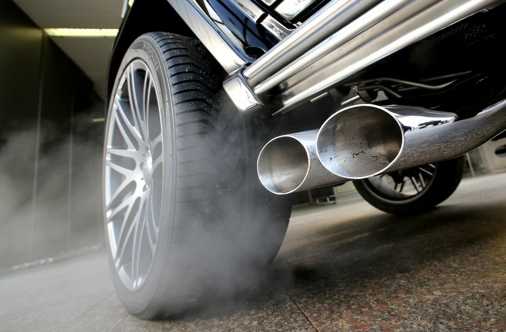Wer braucht in Zukunft noch einen Sportauspuff? Die PS-Branche rätselt.
 Foto: dpa/Roland Weihrauch