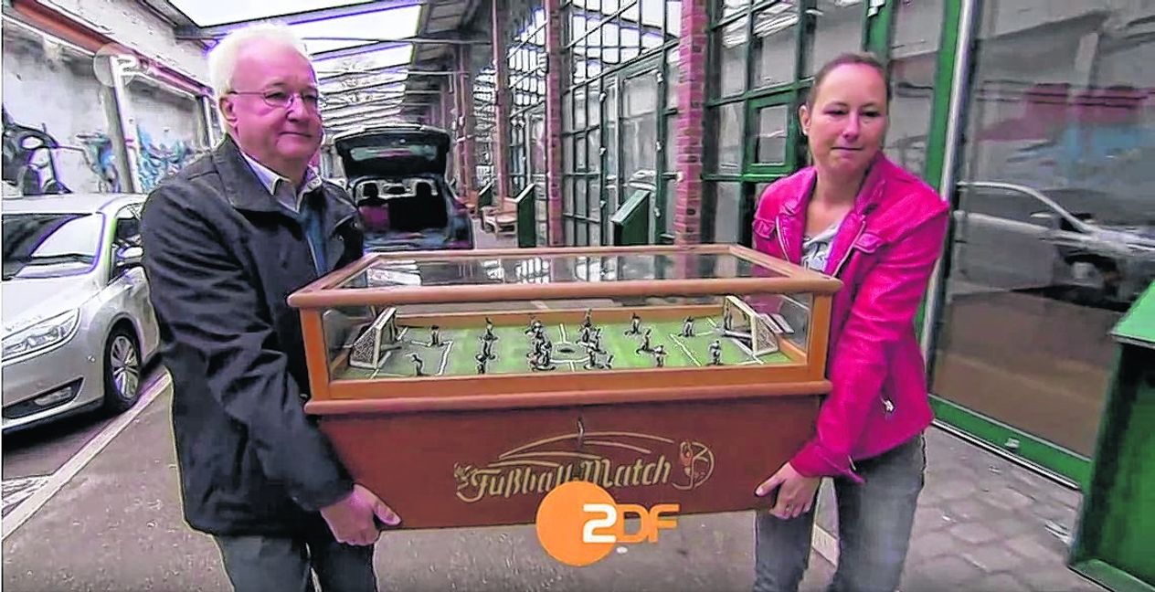 Hans-Jörg Zürn und Daniela Höhn schleppen den Spielautomaten. Und zwar 10 bis 15 Mal, bis die Szene im Kasten ist.