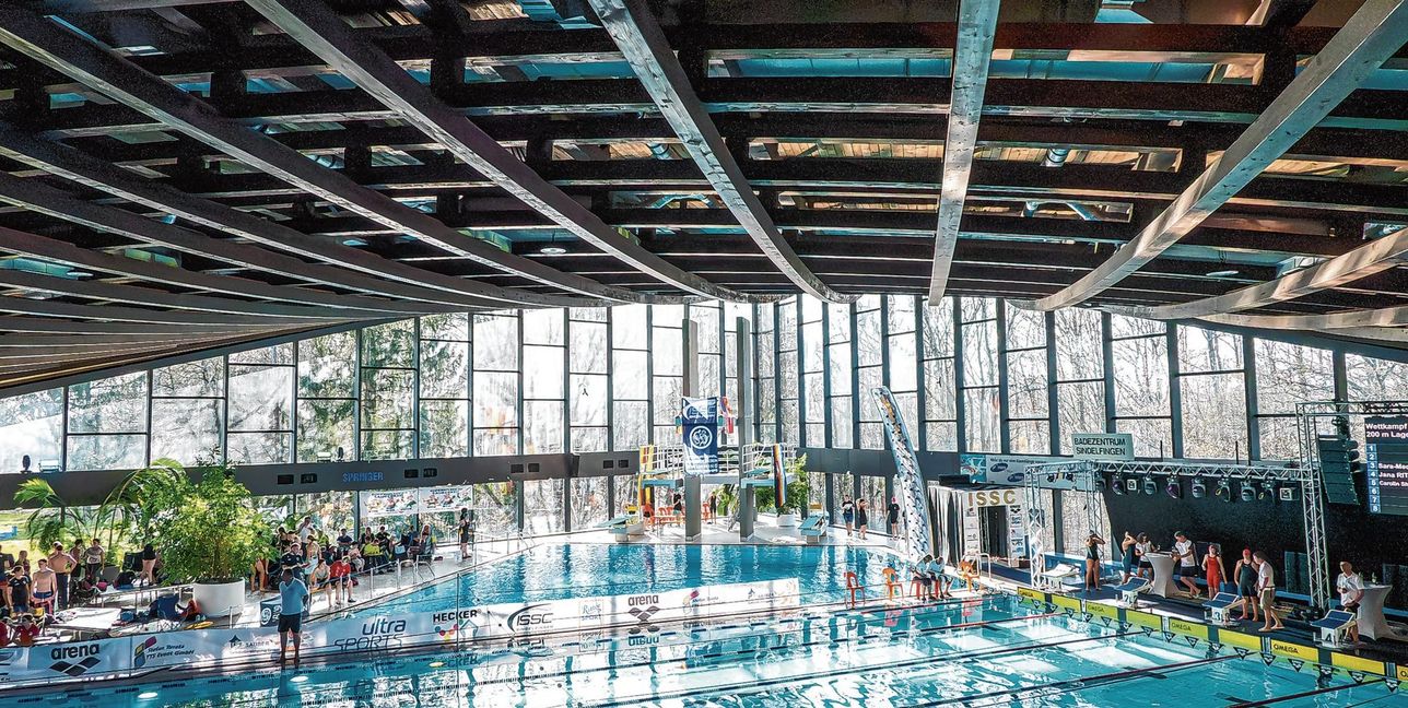 Das Badezentrum mit seinem charakteristischen Hallendach.