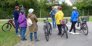 Radspaß-Kurs in Böblingen: Steffen Sachs (Bildmitte) zeigt, worauf es beim Pedelec-Fahren ankommt.	Bild: Peter Würffell