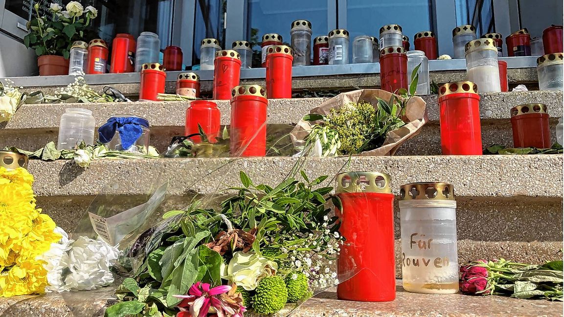 Vor dem Optiker-Geschäft der Familie Laur in Neckarbischofsheim haben viele Menschen ihre Trauer um den Polizisten mit Blumen und Kerzen zum Ausdruck gebracht.