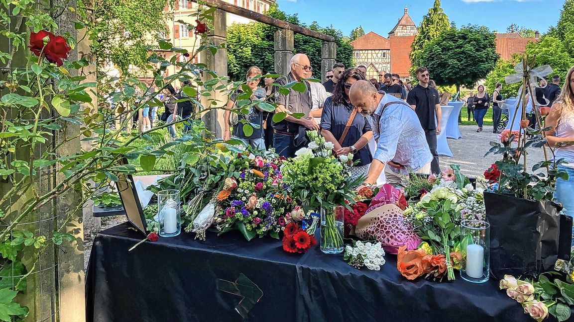 Viele Menschen brachten Blumen mit oder zündeten Kerzen an.