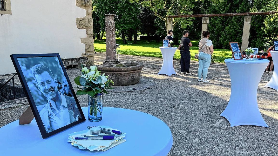 Bei der Gedenkveranstaltung am Freitagabend hatten die Menschen die Möglichkeit, Wünsche für Rouven Laur und seine Familie niederzuschreiben. Diese sollen als Buch an die Familie übergeben werden.