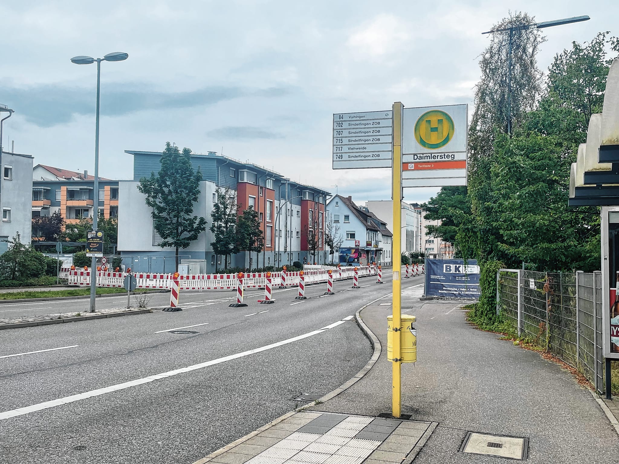 Noch erinnert die Bushaltestelle daran, dass es hier mal einen Steg gab.