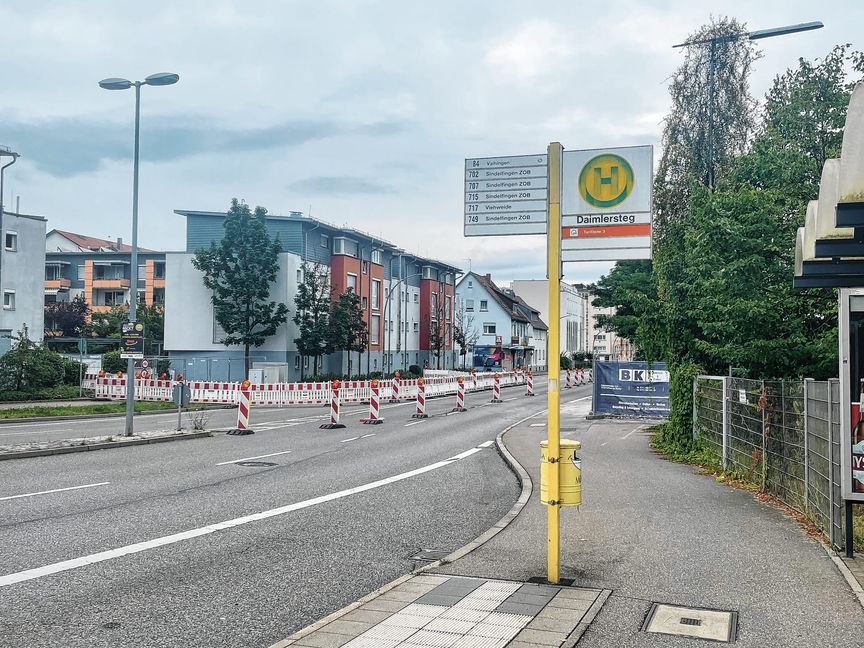 Noch erinnert die Bushaltestelle daran, dass es hier mal einen Steg gab.