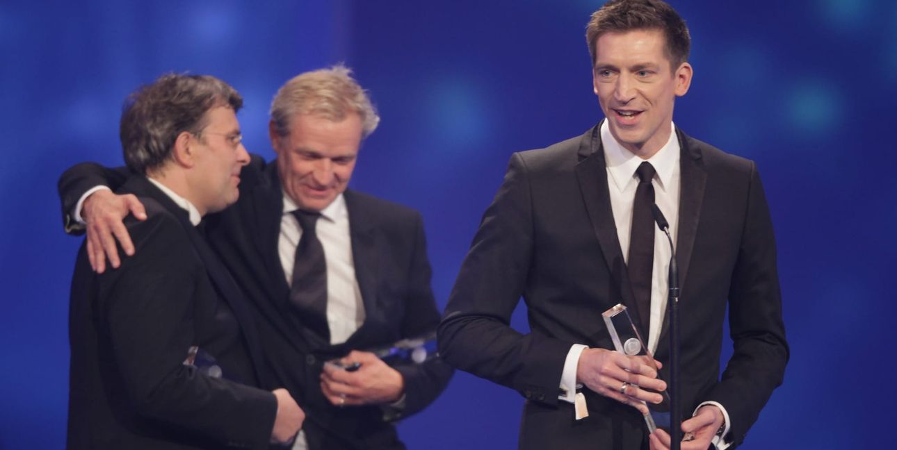 Vincenz Deckert (Mitte) 20212 bei der Verleihung des Deutschen Fernsehpreises.