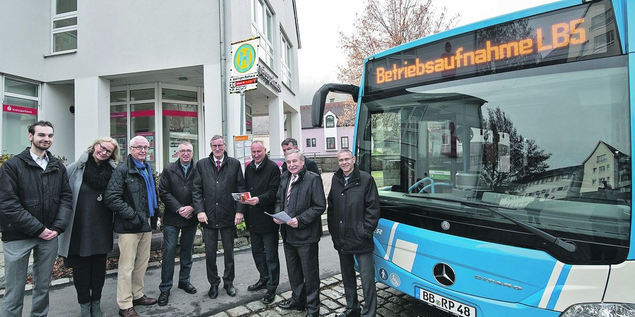 Probeweise steht der neue Pflieger-Bus schon mal am Aidlinger Rathaus, Ab 9. Dezember gilt der neue Fahrplan. Bild: Richter