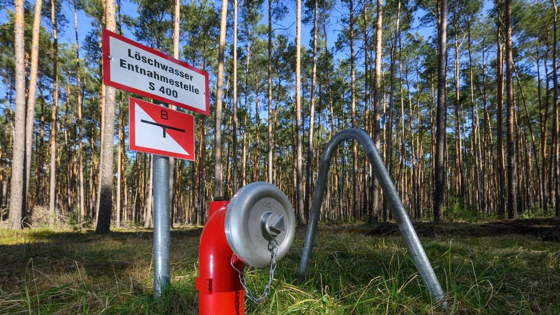 In manchen Wäldern gibt es direkt vor Ort Löschwasser-Entnahmestellen.