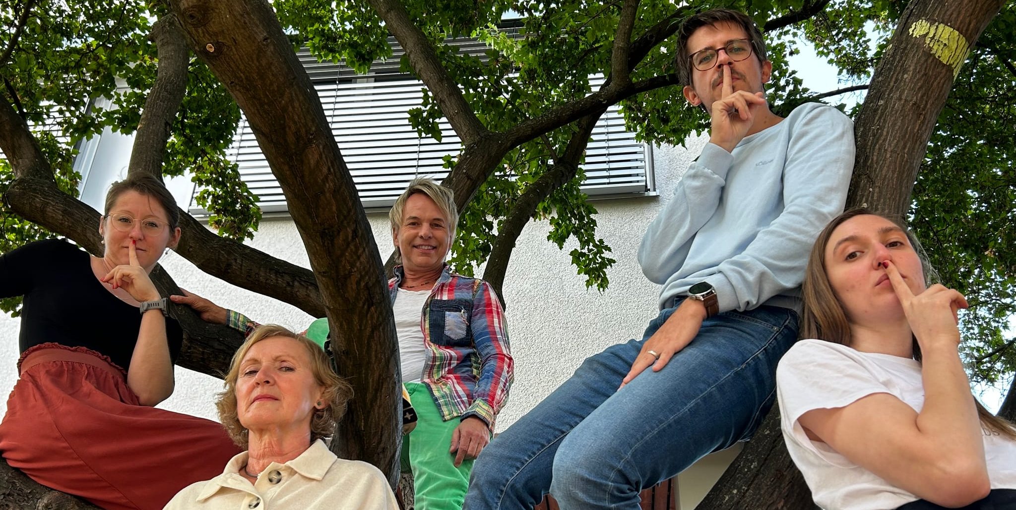 Am 11. Oktober feiert die Schaubühne Sindelfingen mit der Komödie „Sag‘s nicht Mama“ von Judith Mareike Mielke unter der Regie von Dino Scandariato im Theaterkeller Sindelfingen Premiere (von links): Sandra Jornitz (Hetti), Gisela Samesch (Elvira), Mathias Baier (Heribert), Achim Fuchs (Rüdiger), Anna Baruzzi (Marion).Bild: z