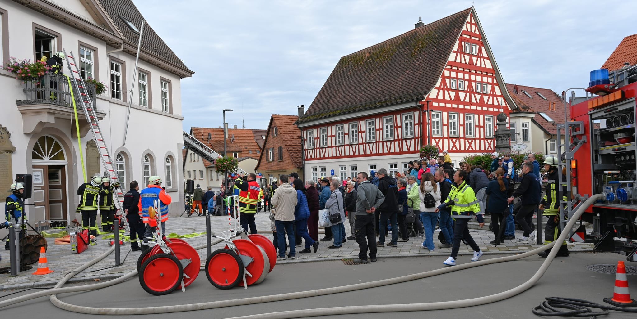 Rund 300 Zuschauer verfolgten am Samstagnachmittag vom Oberen Marktplatz aus die gemeinsame Hauptübung von Feuerwehr und DRK am Magstadter Rathaus.