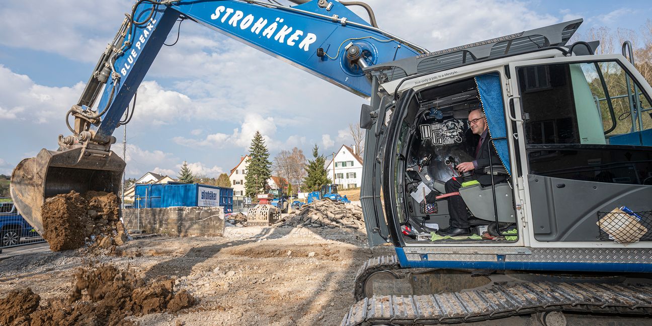 Mit einem kräftigen Baggerbiss startet Bürgermeister Martin Thüringer am Joystick des großen Baggers die Bauarbeiten für den neuen Bauhof in Grafenau.      Bild: Richter