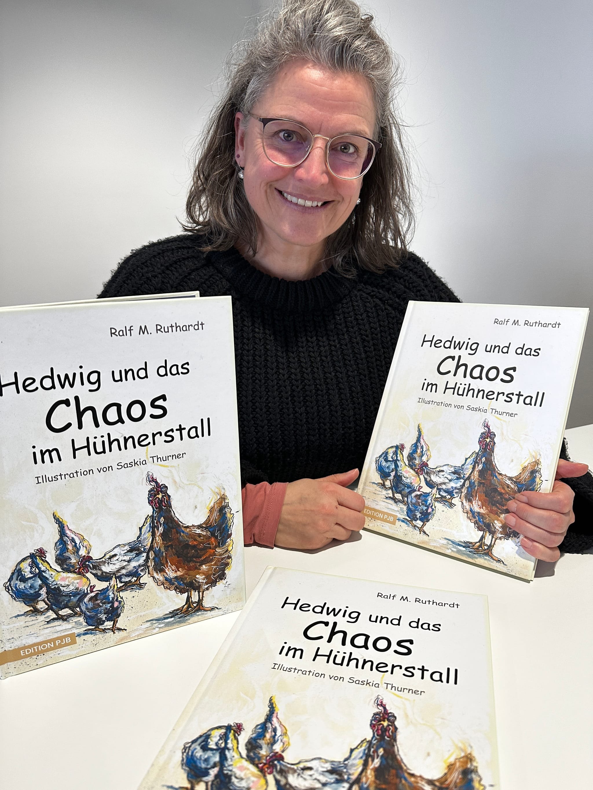 Künstlerin Saskia Thurner mit dem bebilderten Kinderbuch.