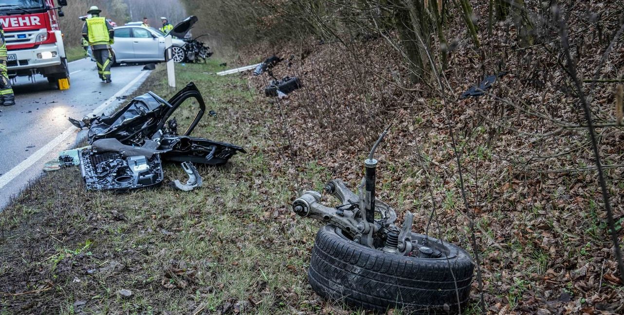 Die Straße war mit Trümmerteilen übersät.