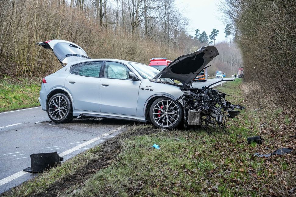 Der Maserati-Fahrer kam nach links ab und touchierte einen Lkw.