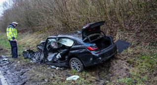 Die Zerstörungswucht ist bei dem Zusammenprall groß. Der BMW  wurde in der gesamten Vorderfront eingedrückt.
