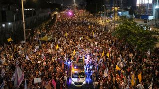 In Israel kommt es wegen der beschlossenen Ausweitung des Gaza-Krieges zu Massenprotesten.